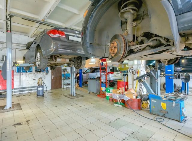 Рабочее место с современным инструментом и оборудованием